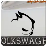 Schwarzes Hasenkopf-Design auf einer weißen Oberfläche neben dem Volkswagen-Schriftzug