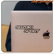 «SUZUKI SPORT»-Design auf einem Laptopdeckel angebracht