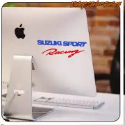 Adhésif « SUZUKI SPORT Racing » appliqué à l’arrière d’un ordinateur