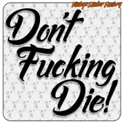 Typografisches „Don’t Fucking Die!“-Design in schwarzen Buchstaben auf einem Totenkopfhintergrund