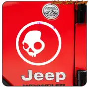 Crâne blanc dans un cercle sur la partie arrière rouge d’une Jeep