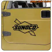 Schwarzes SUNOCO-Design mit Pfeilen auf der Tür eines gelben Fahrzeugs