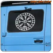 Autocollant Vegvisir blanc appliqué sur la vitre arrière d’un van bleu