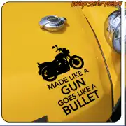 Motif de moto et texte « MADE LIKE A GUN GOES LIKE A BULLET » appliqués sur une surface jaune