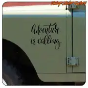Adventure is calling Design an der Seite eines Camperfahrzeugs angebracht