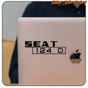 Schwarzes SEAT 124 D Design auf dem Deckel eines Laptop-Computers