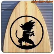 Schwarzes rundes Motiv mit Silhouette einer Figur mit spitzem Haar auf einem hölzernen Surfbrett