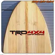 Design TRD 4X4 OFF ROAD sur une surface avec finition bois