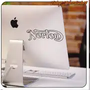 Design typographique NORTON appliqué à l’arrière d’un ordinateur de bureau