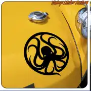 Pulpo negro dentro de un círculo, aplicado sobre una superficie amarilla de un vehículo