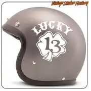 Diseño LUCKY 13 aplicado en el lateral de un casco de moto