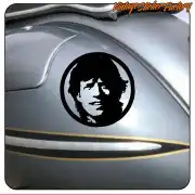 Visage en noir et blanc dans un cercle, appliqué sur une surface grise