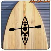 Kayak negro con remo sobre una superficie de madera