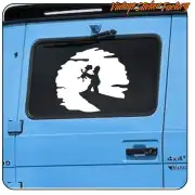 Design en silhouette avec deux personnages sur une surface bleue de véhicule