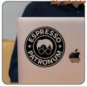 Autocollant circulaire « Espresso Patronum » posé sur le capot d’un ordinateur portable