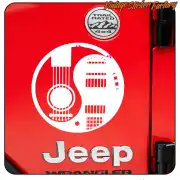 Diseño ying-yang con guitarra aplicado sobre la puerta roja de un Jeep Wrangler