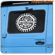 Diseño circular en blanco y negro aplicado sobre la puerta azul de un vehículo