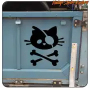 Gato pirata adhesivo sobre una superficie azul, con calavera y huesos cruzados