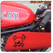 Tête de mort noire appliquée sur le côté rouge d’une moto