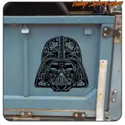 Darth Vader con detalles de calavera de azúcar, aplicado sobre una superficie metálica azul