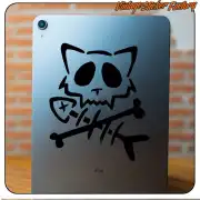 Schwarzer Katzentotenkopf mit gekreuzten Knochen auf der Rückseite eines Tablets