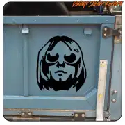 Stilisiertes schwarzes Porträt von Kurt Cobain auf einer blauen Oberfläche