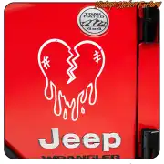Cœur brisé blanc appliqué sur la partie arrière rouge d’un Jeep Wrangler