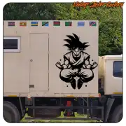 Schwarzer SON-GOKU-Aufkleber an der Seite eines Lastwagens