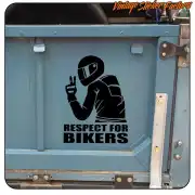 Adhésif RESPECT FOR BIKERS avec un motard faisant le signe de la paix, appliqué sur une surface bleue