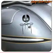 Pegatina Vespa Moustache aplicada sobre la carrocería gris de un scooter