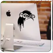 Diseño negro de un mono con gesto serio aplicado en la parte trasera de un ordenador de sobremesa