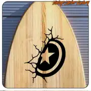 Diseño circular con estrella y efecto de grietas, aplicado sobre una tabla de madera
