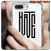 Texto HATE LOVE en negro aplicado sobre la funda transparente de un teléfono móvil