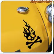 Crâne noir avec flammes et os croisés appliqué sur une surface jaune