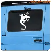 Gecko blanc appliqué sur la lunette arrière d’un véhicule bleu