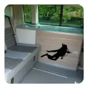 Taucher-Silhouette an der inneren Seitenwand eines Campervans