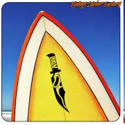 Couteau noir appliqué sur une planche de surf jaune à bord rouge, devant un ciel bleu