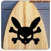 Diseño Bunny Skull negro aplicado sobre una tabla de madera