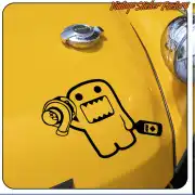 Schwarzes Domo-Kun-Design mit Turbolader und «TURBO»-Text auf einer gelben Oberfläche