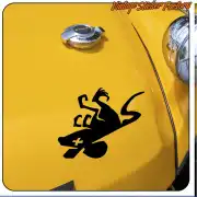 Rat noir avec une croix sur une surface jaune de véhicule