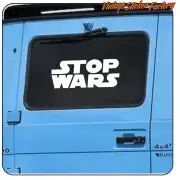 Pegatina STOP WARS aplicada en la puerta azul de un vehículo