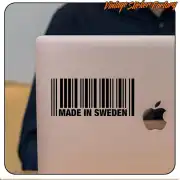 Pegatina «MADE IN SWEDEN» con código de barras, aplicada sobre la tapa de un ordenador portátil