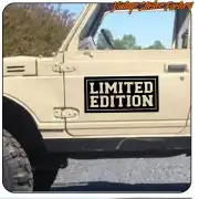 Pegatina «LIMITED EDITION» colocada en la puerta de un vehículo todoterreno beige