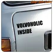 Texto «VOLVOHOLIC INSIDE» aplicado sobre la carrocería plateada de un vehículo