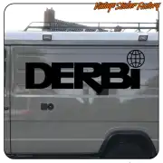 Adhesivo DERBI negro con símbolo de globo, aplicado en la parte trasera de una furgoneta