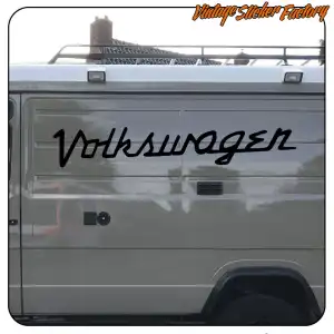 Texte Volkswagen noir appliqué à l’arrière d’une camionnette grise