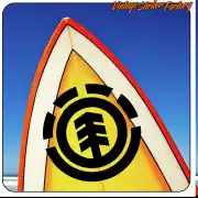 Design ELEMENT noir appliqué sur une planche de surf à fond jaune et orange