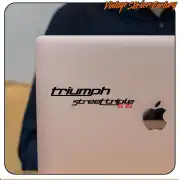 Design TRIUMPH STREETTRIPLE appliqué sur le couvercle d’un ordinateur portable