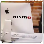 Diseño NISMO aplicado en la parte trasera de un ordenador de sobremesa