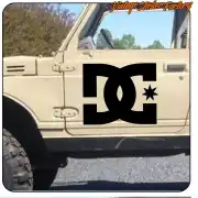 Design DC SHOES noir appliqué sur la porte d’un véhicule tout-terrain clair
